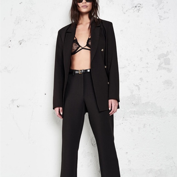 On trend! Black oversized blazer with standout style - Picture 2 of 4